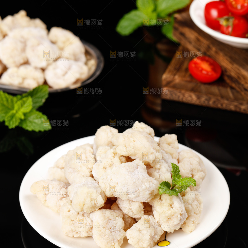 黑底上放着一盘盐酥鸡