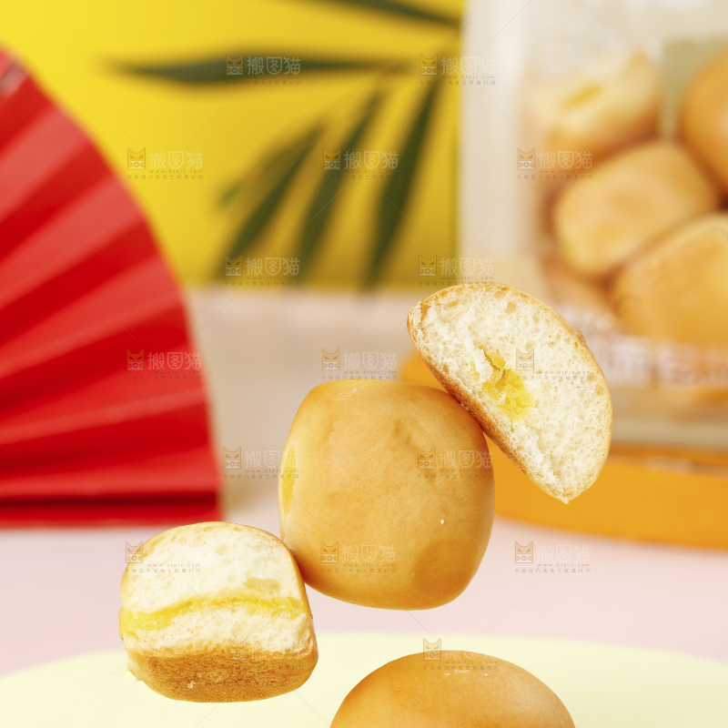 彩底上放着小面包