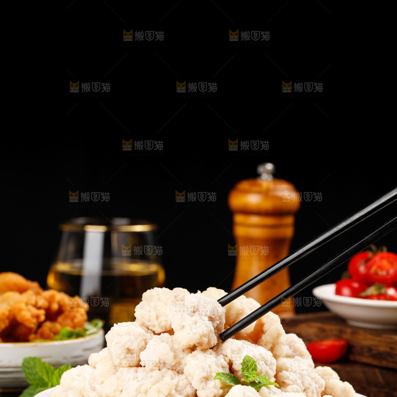 黑底上放着一盘盐酥鸡