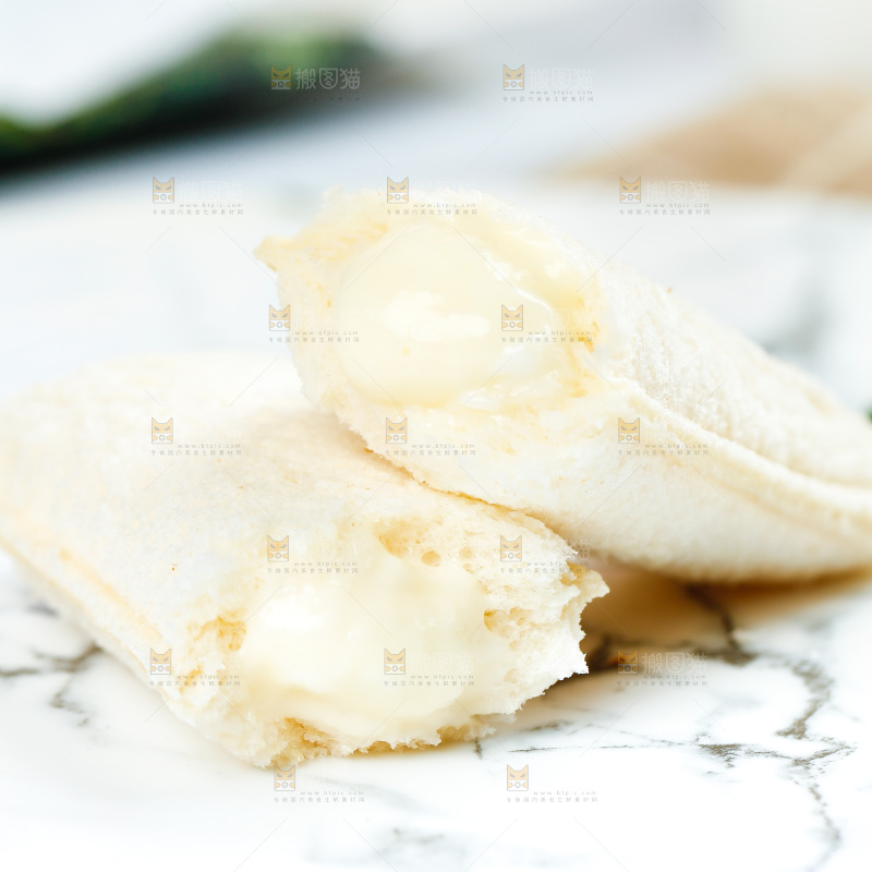 盘子里的小口袋面包