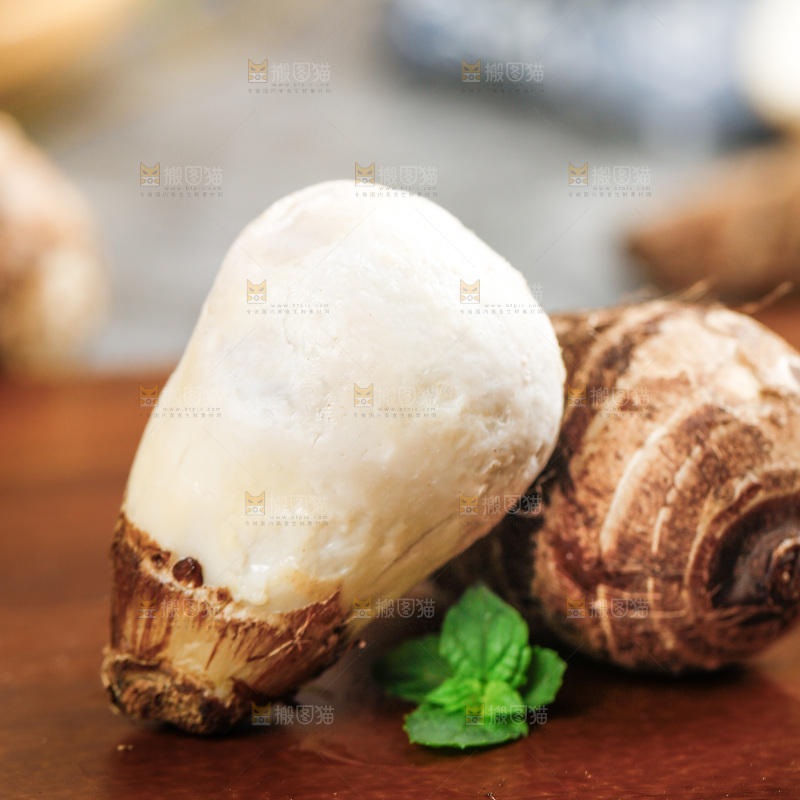 木板上的牛奶小芋头