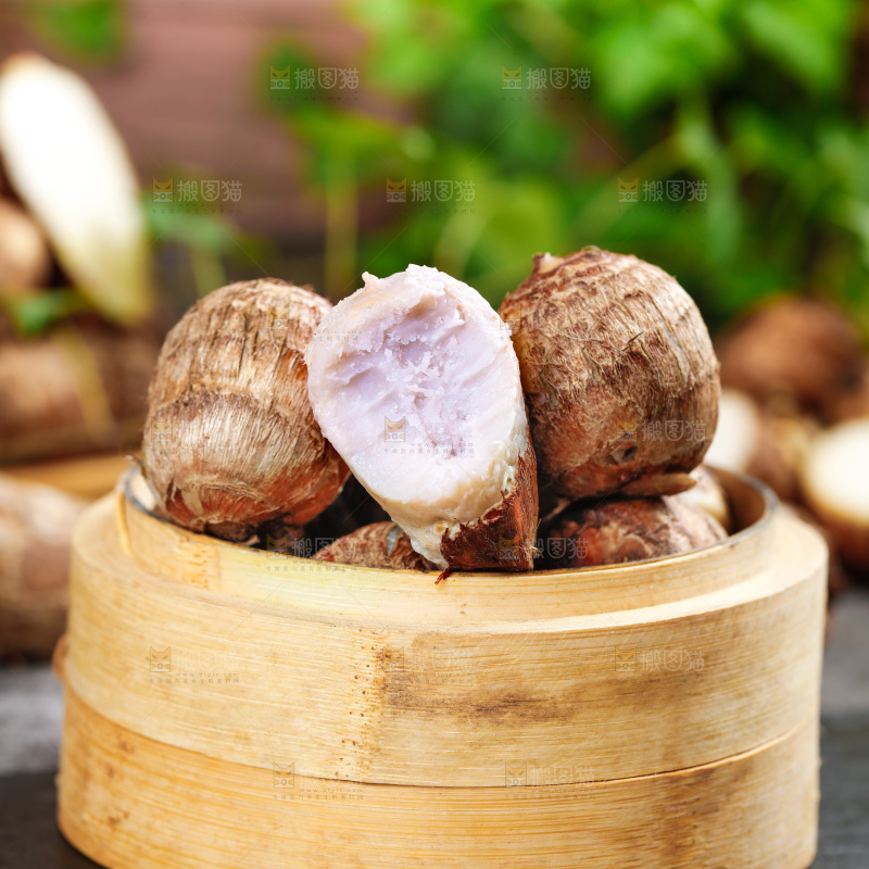 黑底上放着一笼云南牛奶小芋头