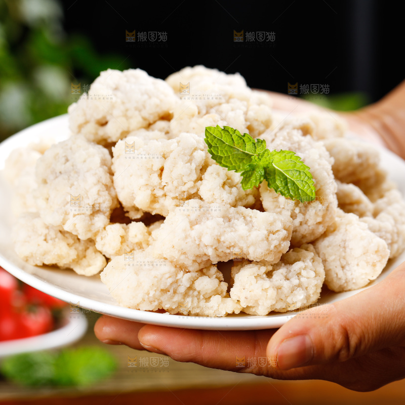 手上端着一盘盐酥鸡