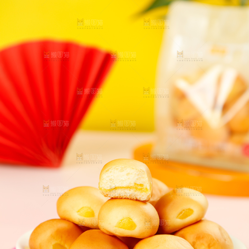 彩底上放着一盘口袋小面包