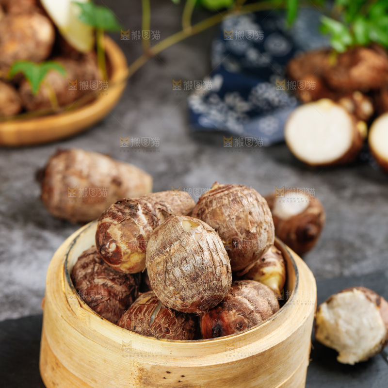 黑底上放着一笼云南牛奶小芋头
