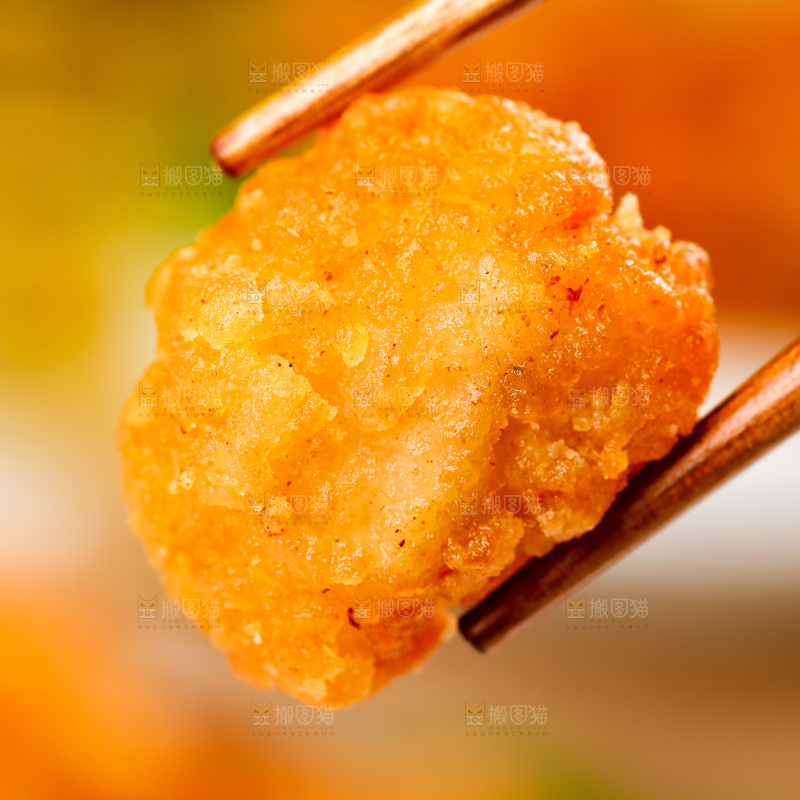 筷子上夹着劲脆鸡米花