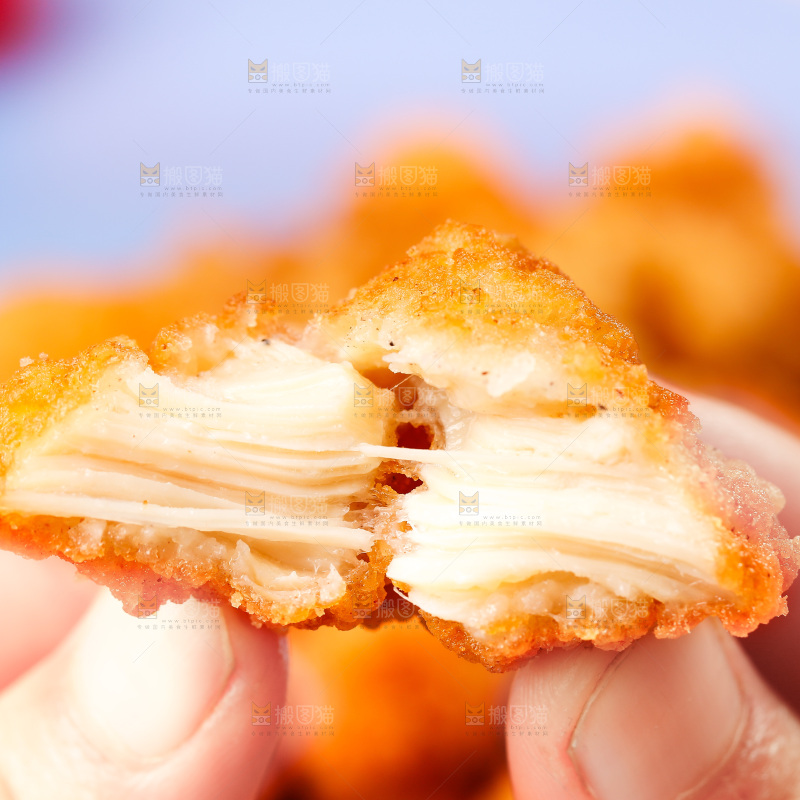 手上拿着盐酥鸡
