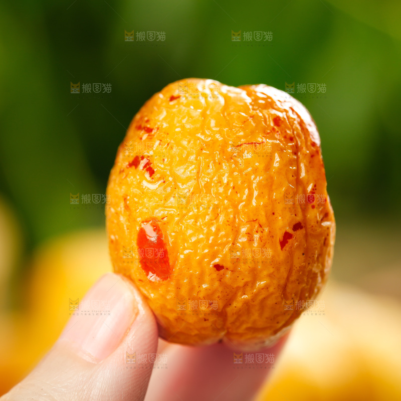 手上拿着熟的冬枣