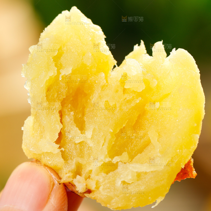 手上拿着熟的冬枣