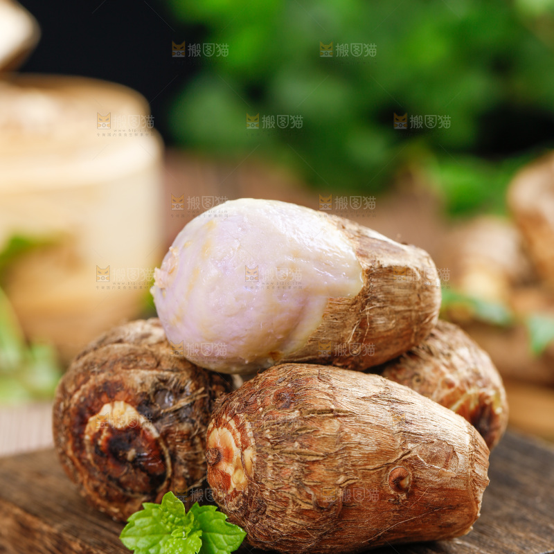 木板上一堆牛奶小芋头