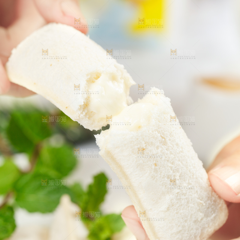 手上拿着乳酸菌小口袋面包