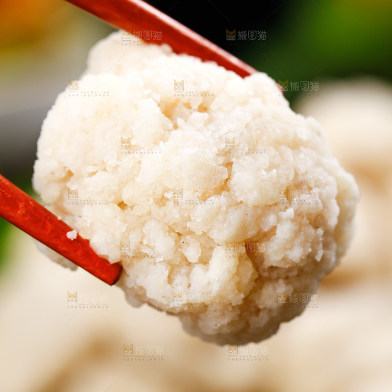 筷子上夹着鸡块