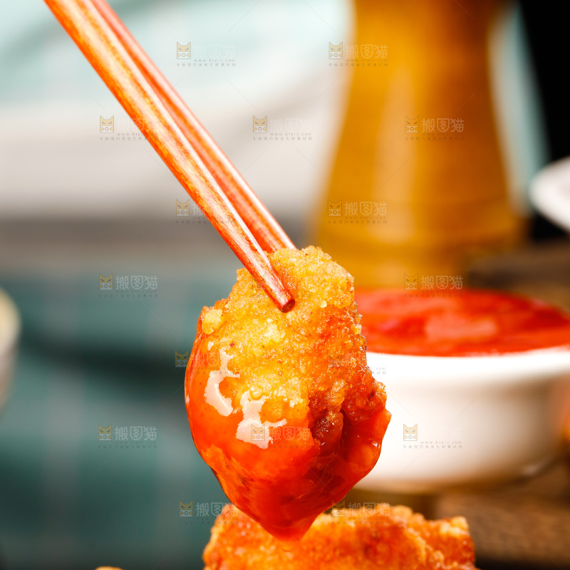 筷子上夹着香脆鸡米花