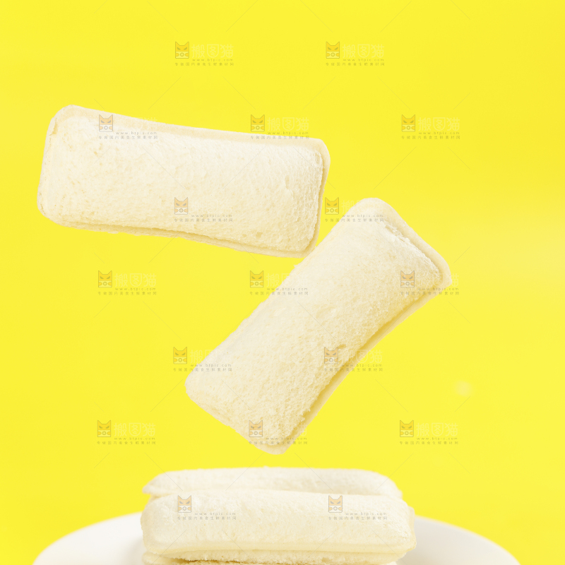 黄底上放着一盘小口袋面包