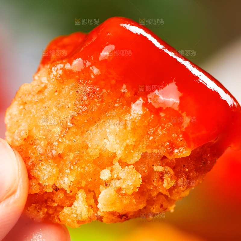 手上拿着沾番茄酱的盐酥鸡米花