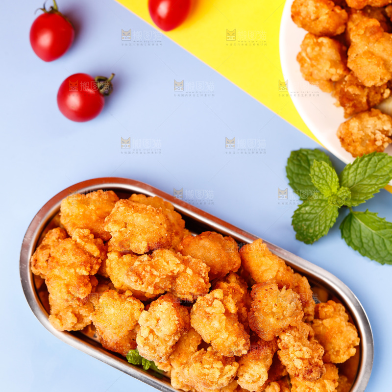 紫色底上放着一盘盐酥鸡米花