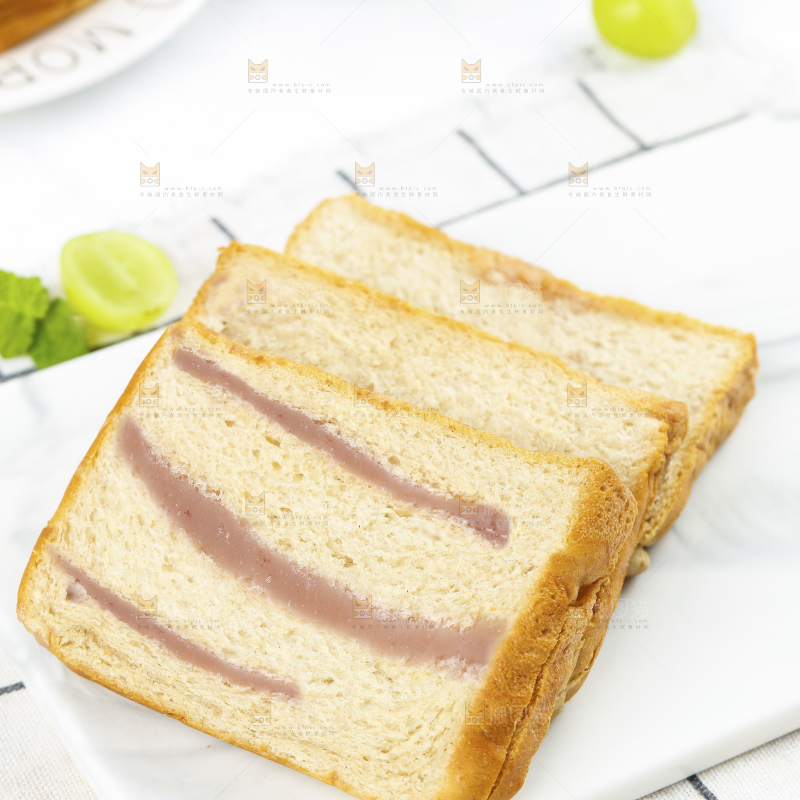 白石板上的粗粮双料吐司