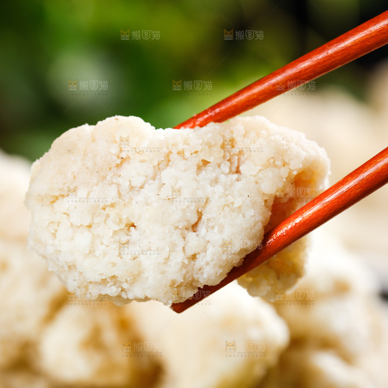 筷子上夹着鸡块