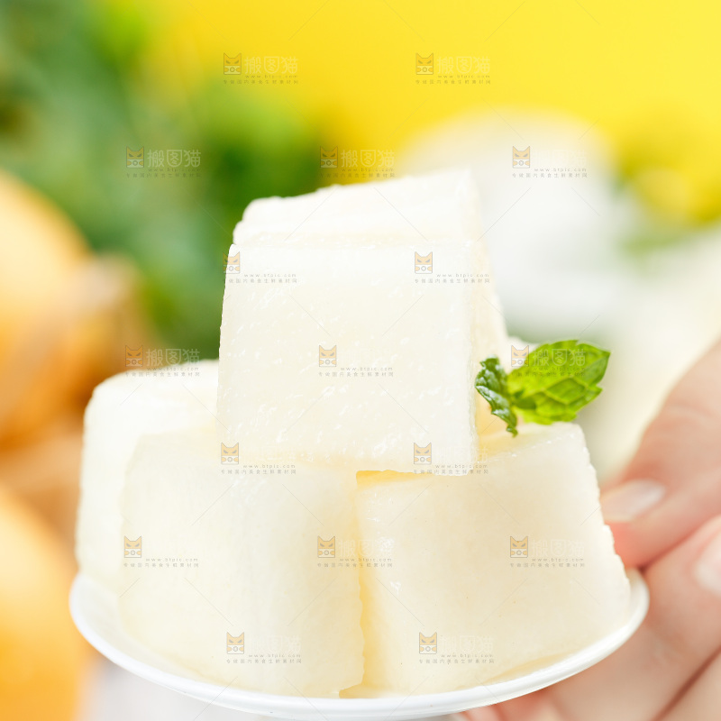 手上端着一碟梨子果肉