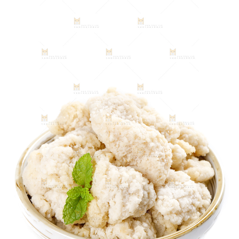 白底上放着一盘鸡米花