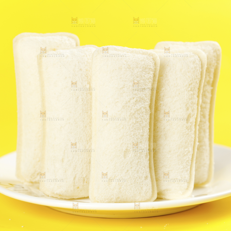 黄底上放着一盘小口袋面包