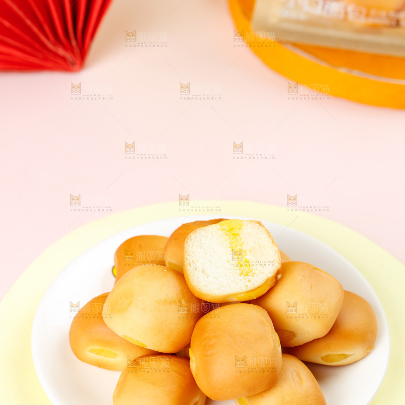 盘子里的小面包