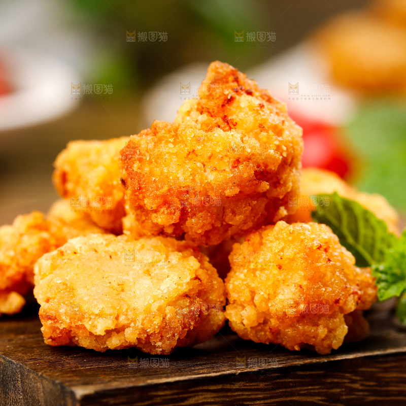 木板上放着盐酥鸡米花