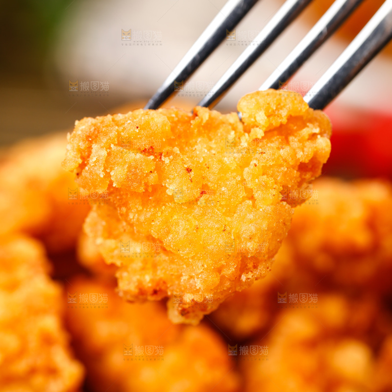 叉子上插着着盐酥鸡