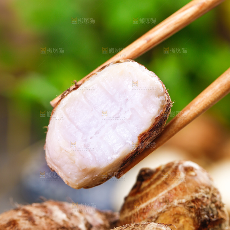 筷子上夹着牛奶芋头