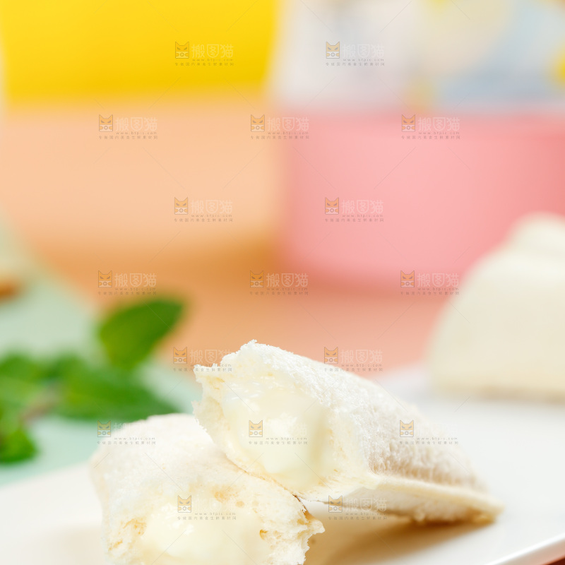 白石板上的酸奶小口袋面包 