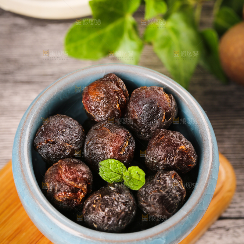 木板上放着一碗去壳的桂圆果肉