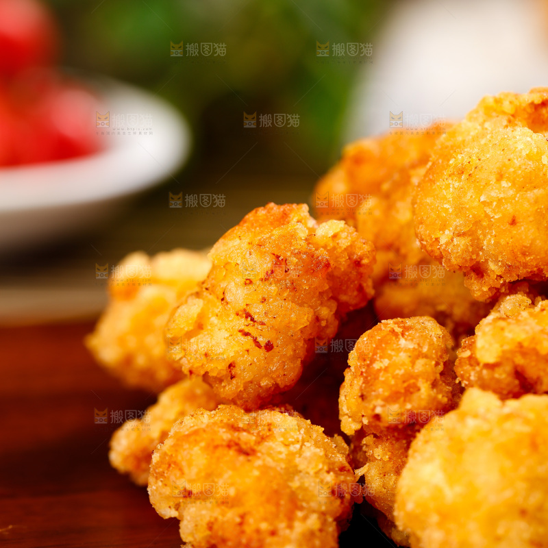 深底上放着一堆黄金鸡米花
