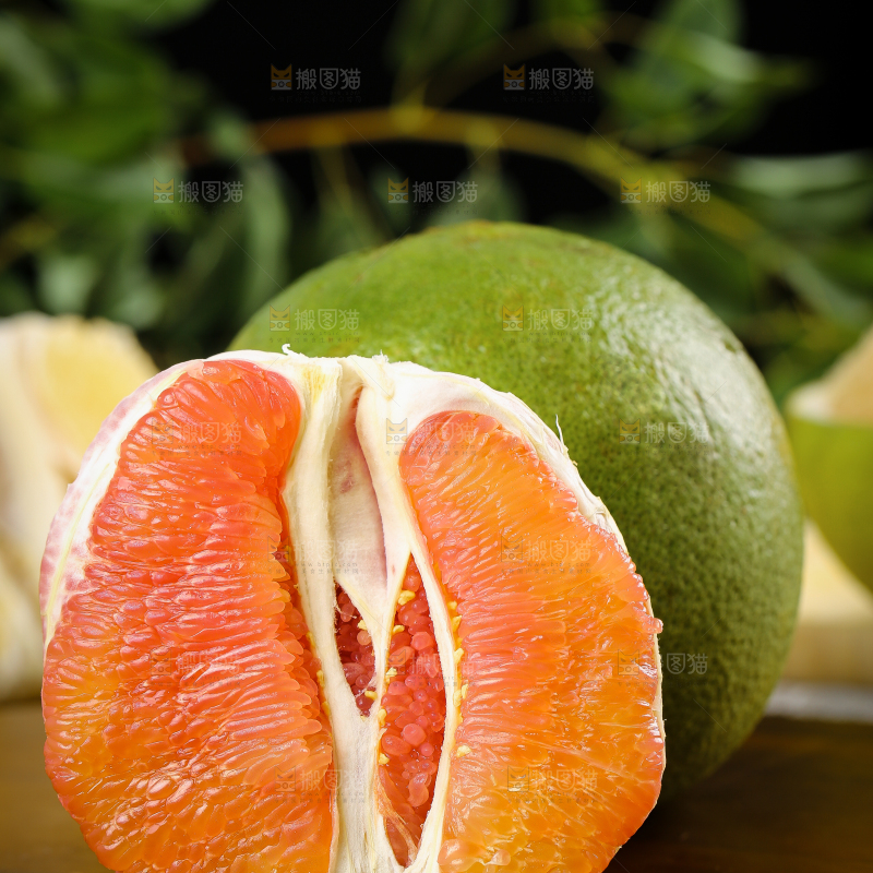 深底上的泰国红心青柚