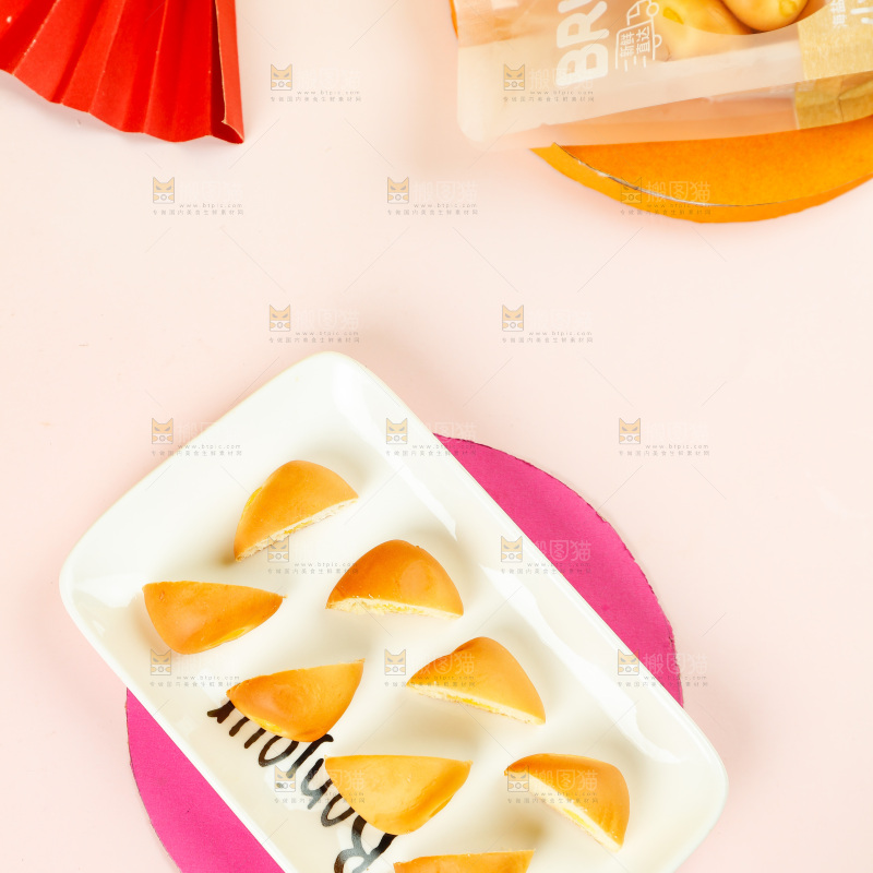彩底上放着一盘口袋小面包