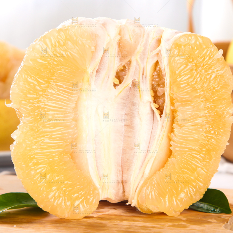木板上放着一堆白心柚子果肉
