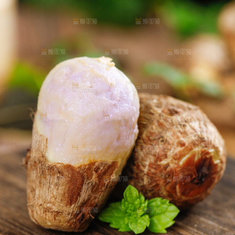 木板上一堆牛奶小芋头