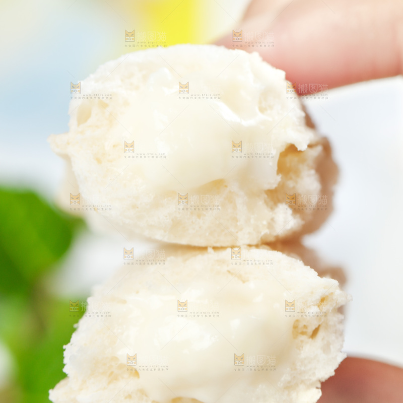 手上拿着乳酸菌小口袋面包