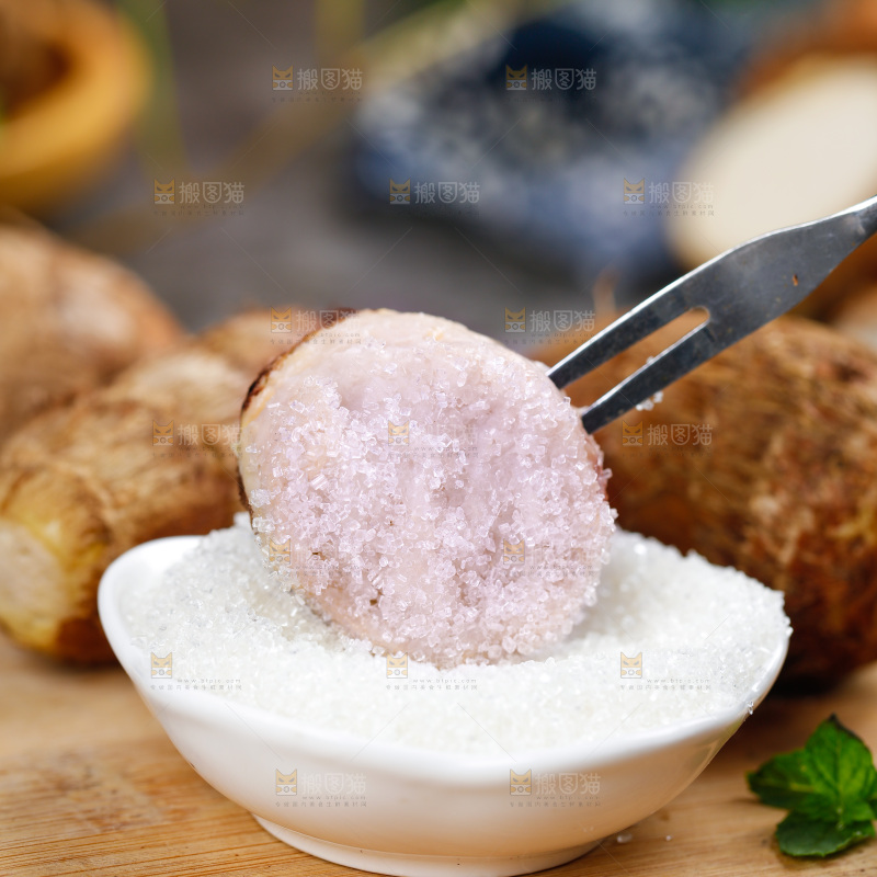 叉子上插着沾糖的小芋头