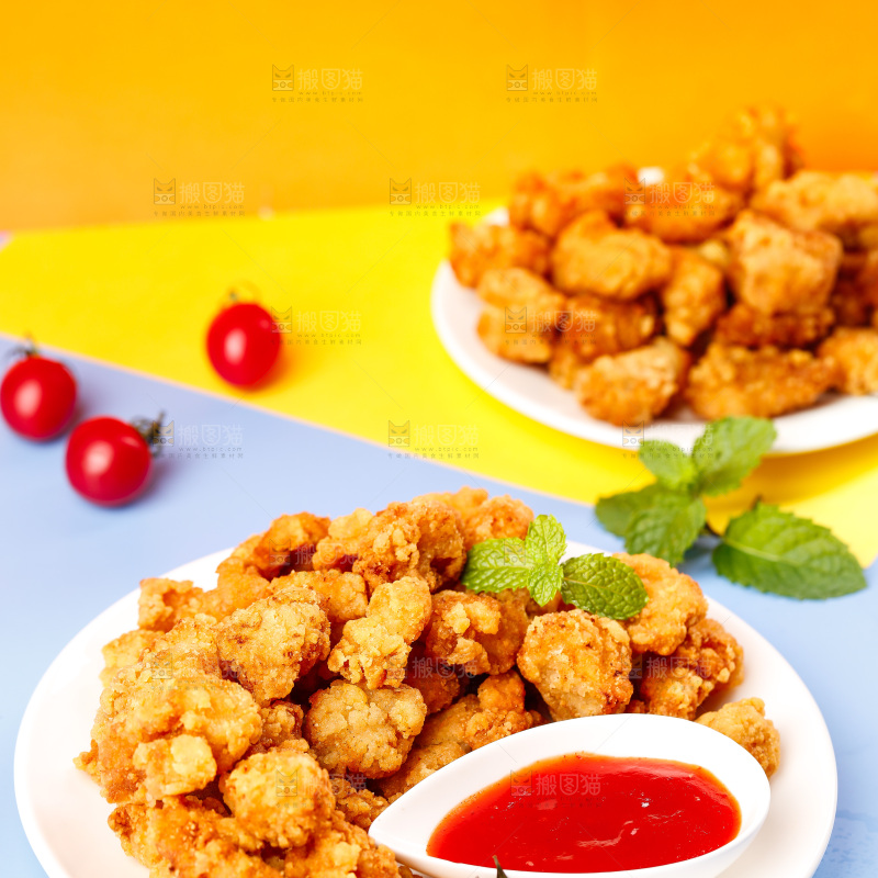 紫色底上放着一盘盐酥鸡米花