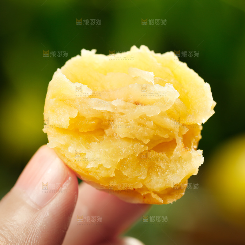 手上拿着熟的冬枣
