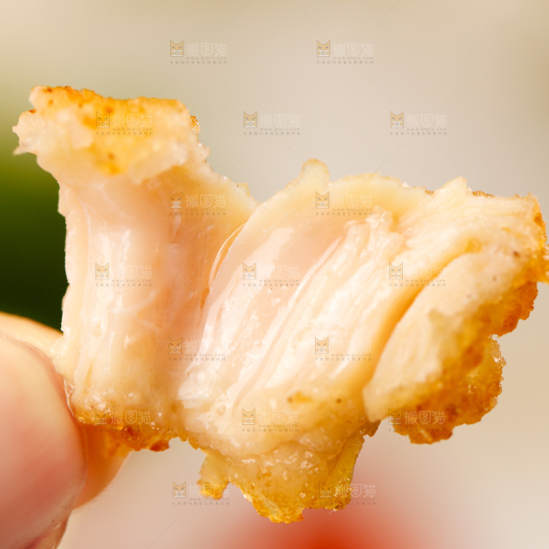 手上撕着鸡米花