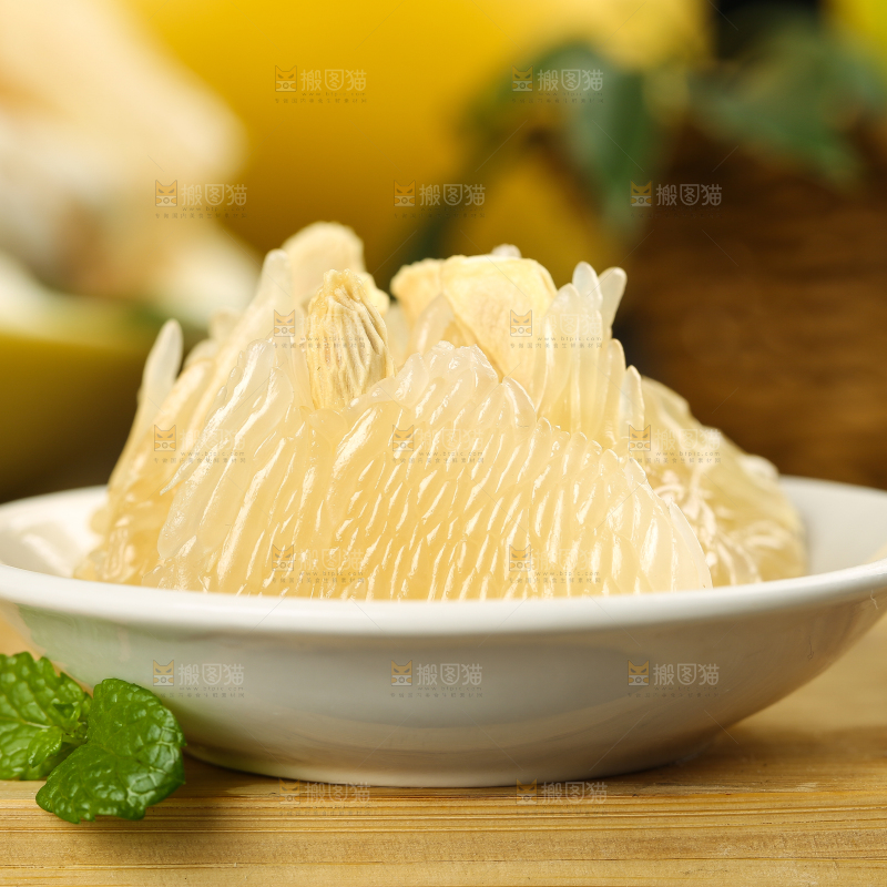 木板上一盘梅州沙田柚