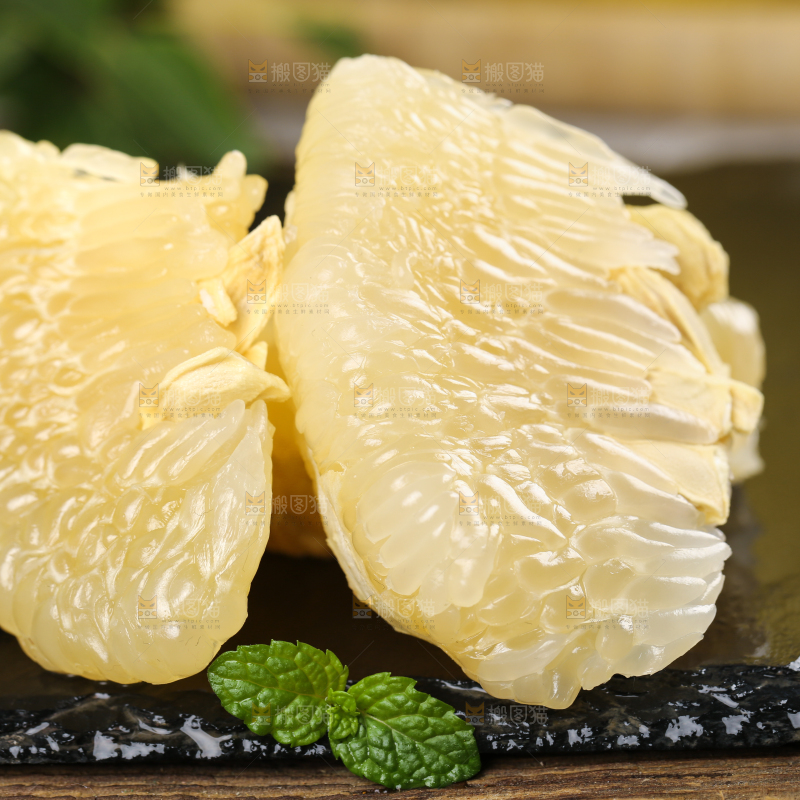 黑底上的沙田柚果肉