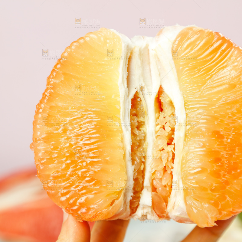 手上拿着金柚