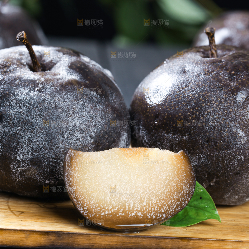 木板上的黑冻梨