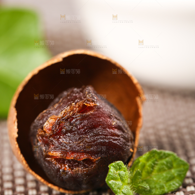 格子底上的干龙眼