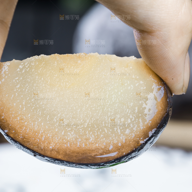 手上拿着一块冻梨果肉
