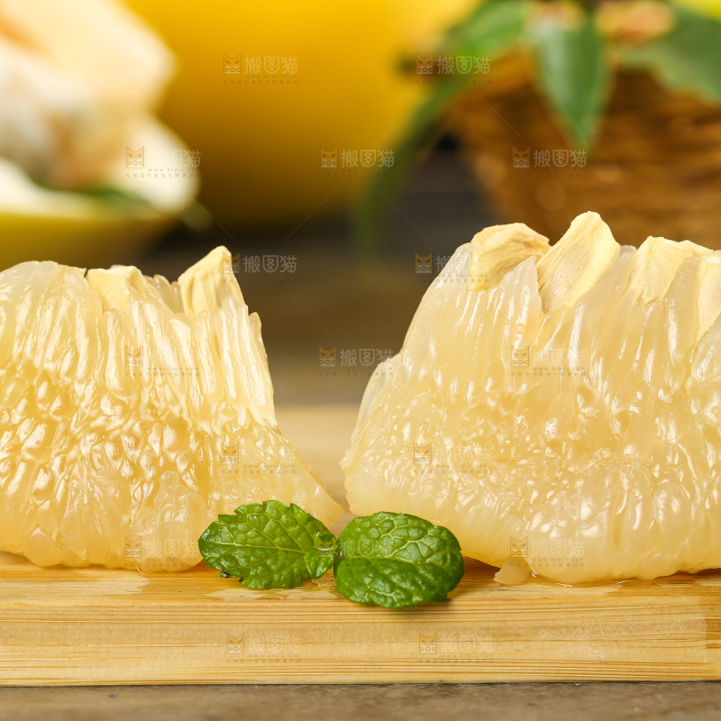 木板上放着沙田柚果肉
