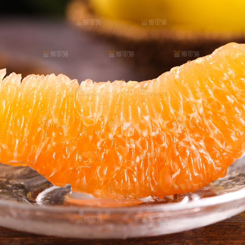 盘子里放着黄肉蜜柚