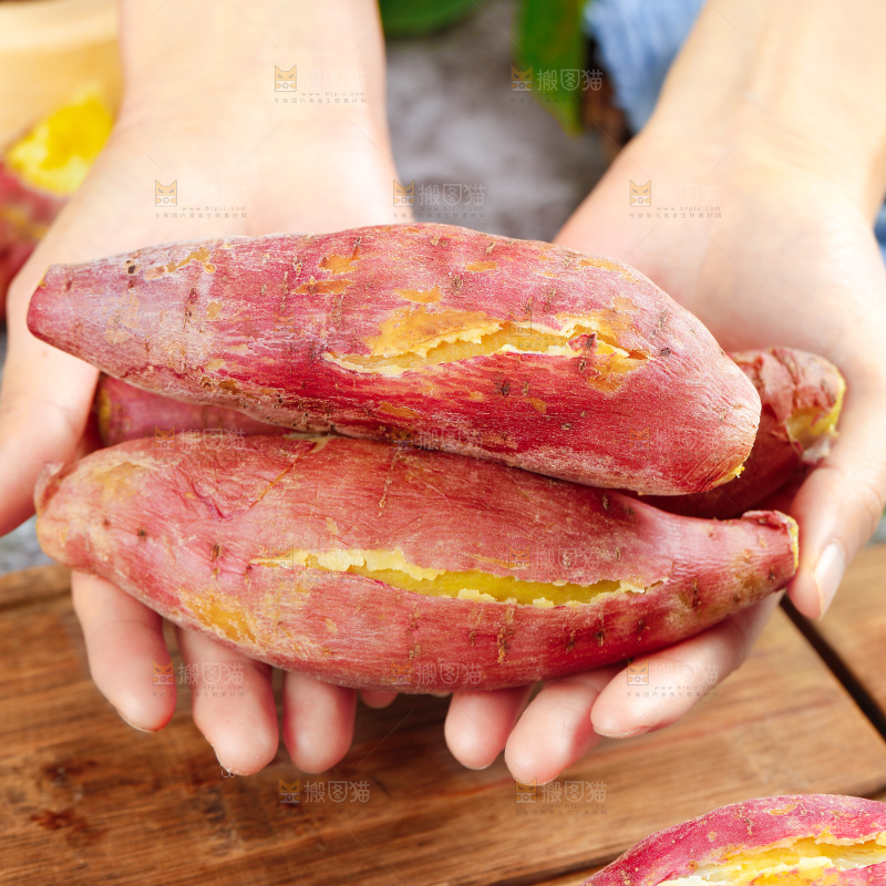 手上捧着板栗蜜薯